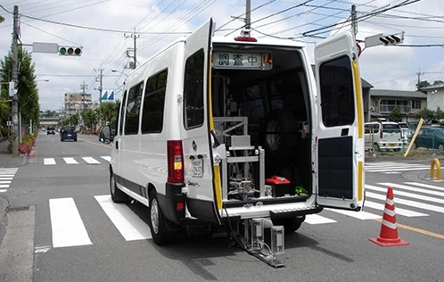 舗装たわみ量測定車（smartロメンキャッチャーFWD
            ）